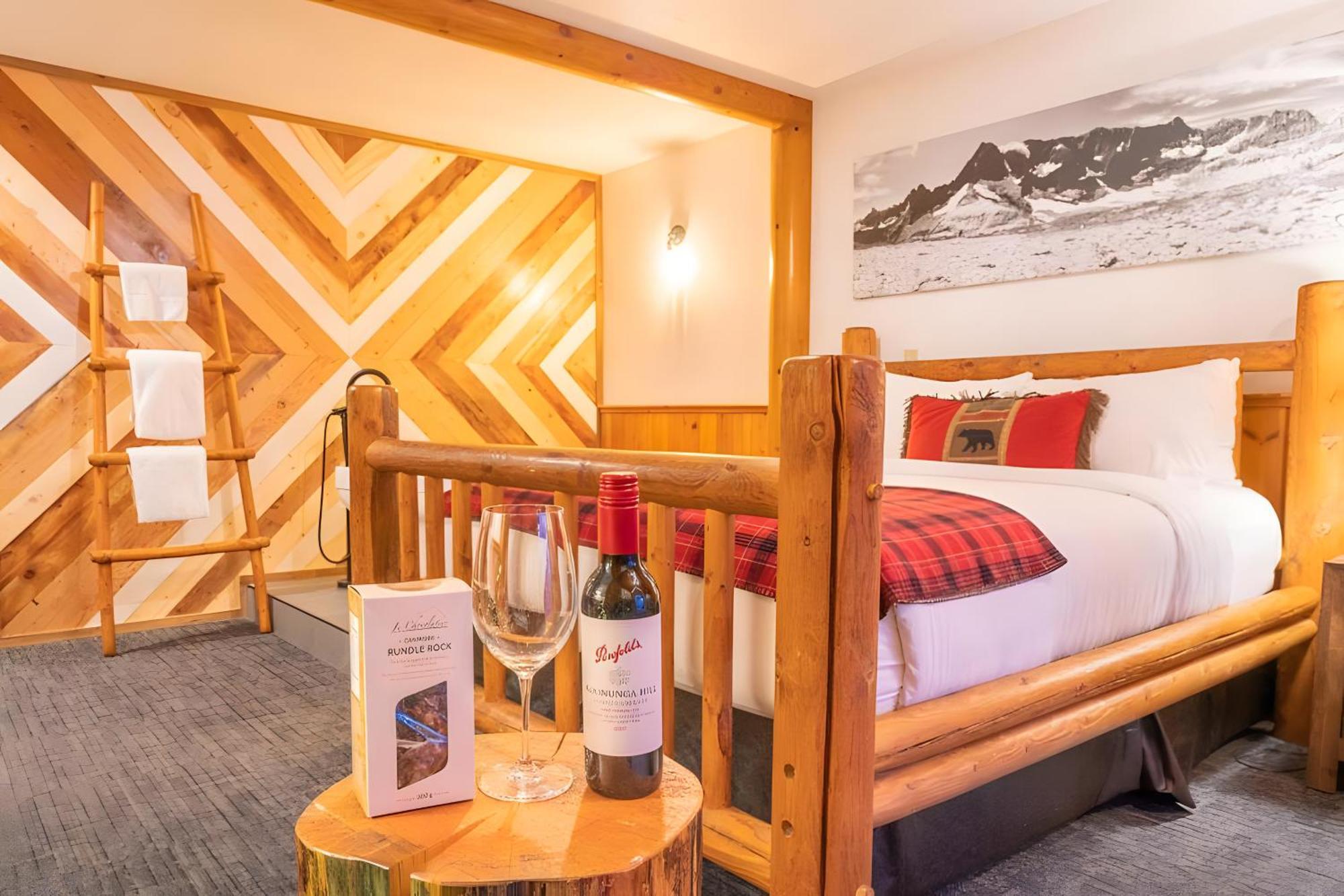 Baker Creek By Basecamp Hotel Lake Louise Bagian luar foto