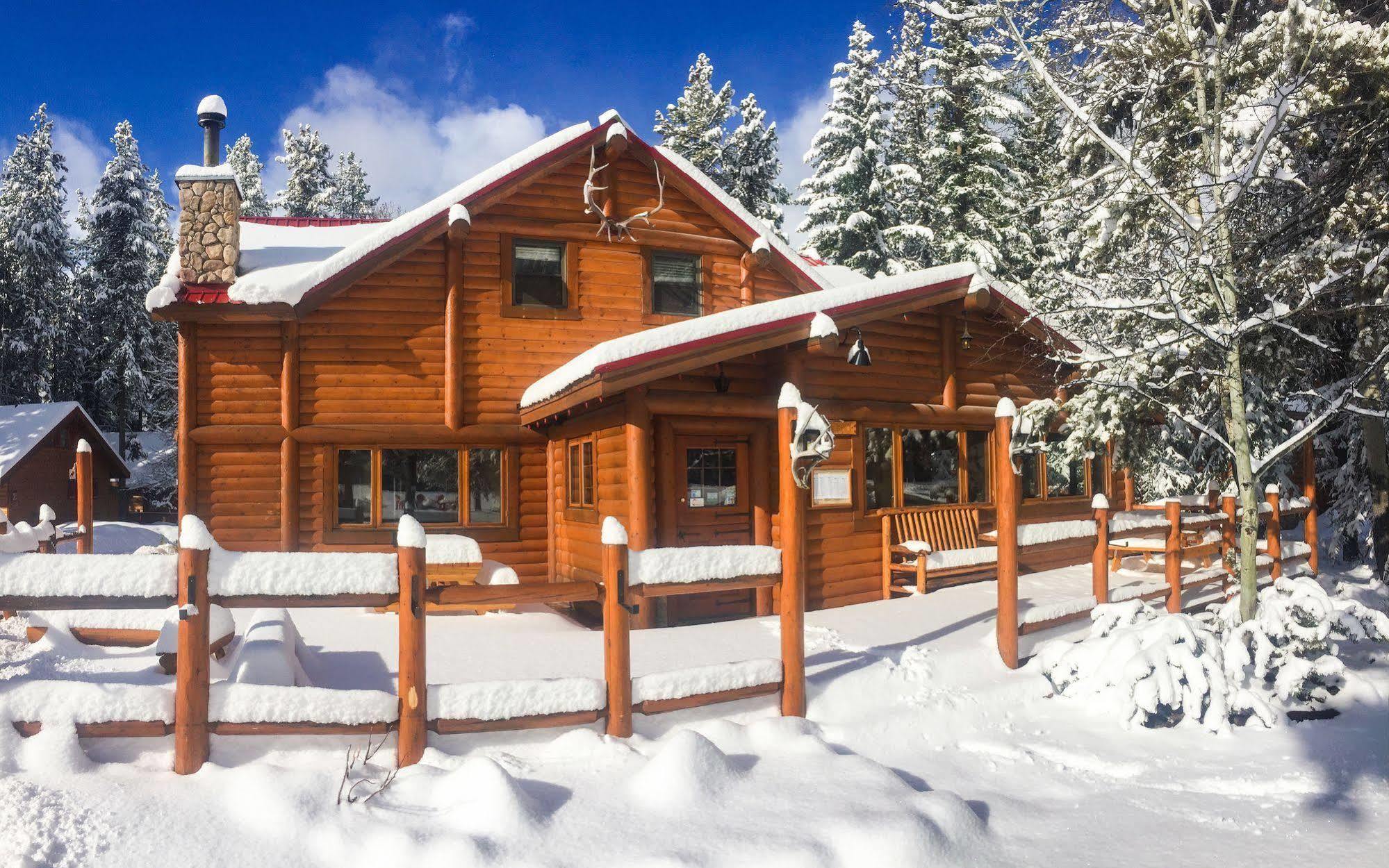 Baker Creek By Basecamp Hotel Lake Louise Bagian luar foto